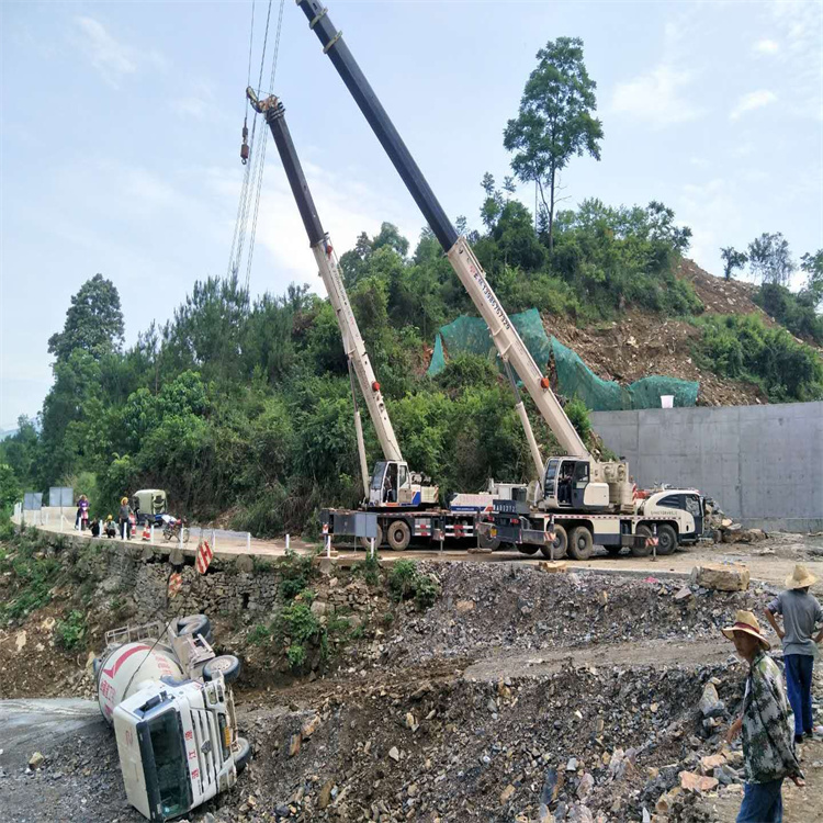 郫县汽车掉沟里叫吊车救援要多少钱